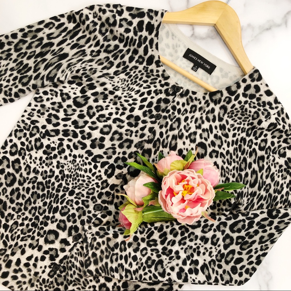 Jones New York snow leopard cardigan sweater small